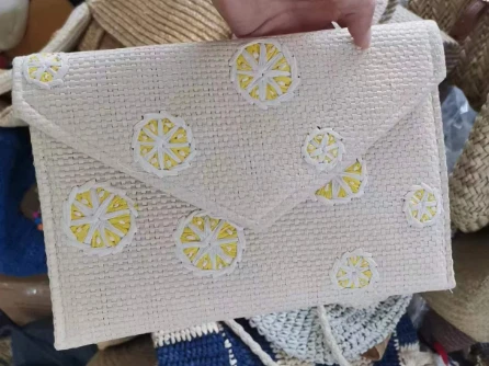 Ženska torbica s vezom od papira