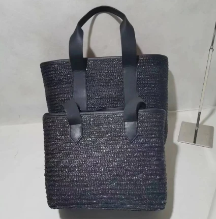 Jedna ženska torba od crnog pšeničnog tkanja