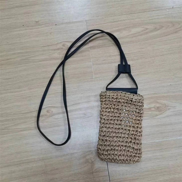 Ženska slamnata torba za telefon smeđe boje
