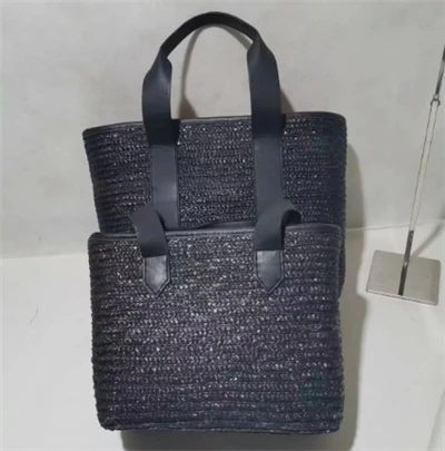 Jedna ženska torba od crnog pšeničnog tkanja